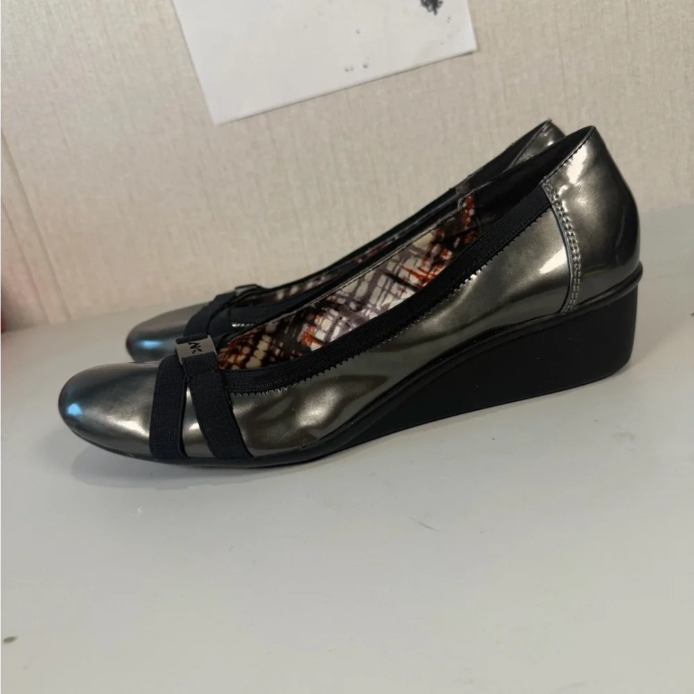 Anne Klein Sport Womens AKDefinitely gray/ Black‎ Patent Wedge Pump US 10M